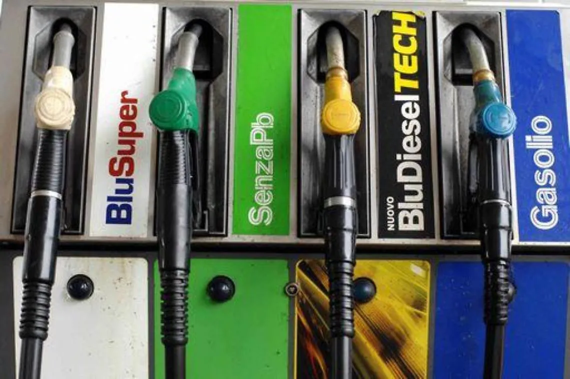 Benzina/ Salgono prezzi carburanti, verde a 1,797 euro al litro