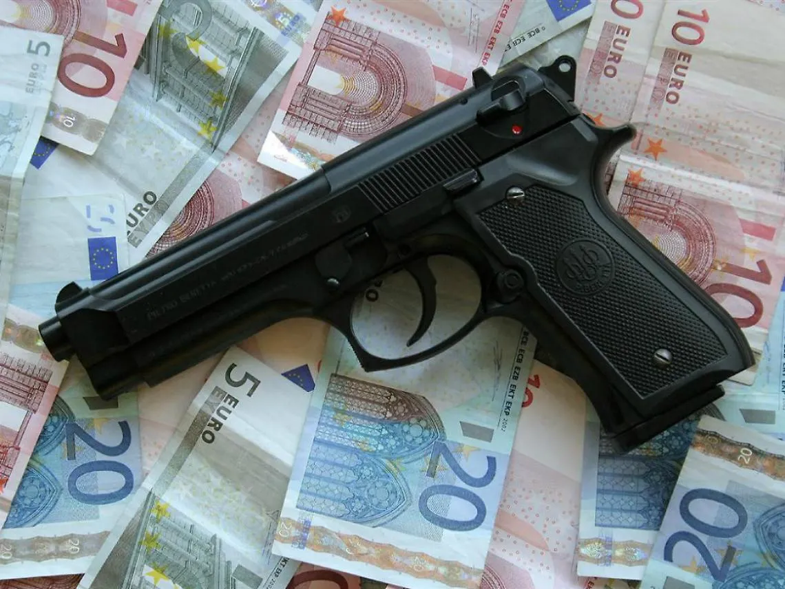 Si ferma per aiutare e viene rapinato