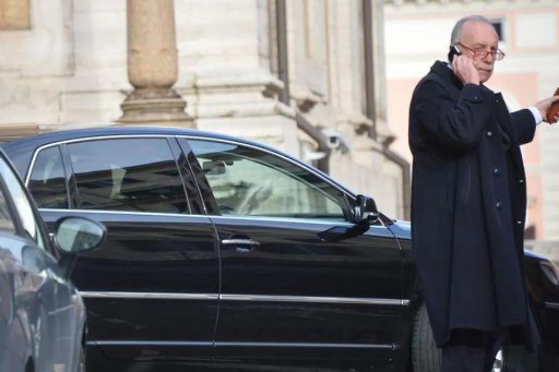Papa/ Rifiuta auto di lusso e pretende di alleggerire scorta