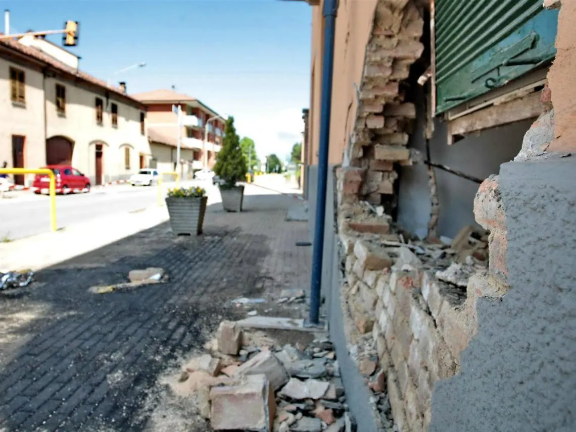 A 90 anni si schianta con l'auto contro un muro