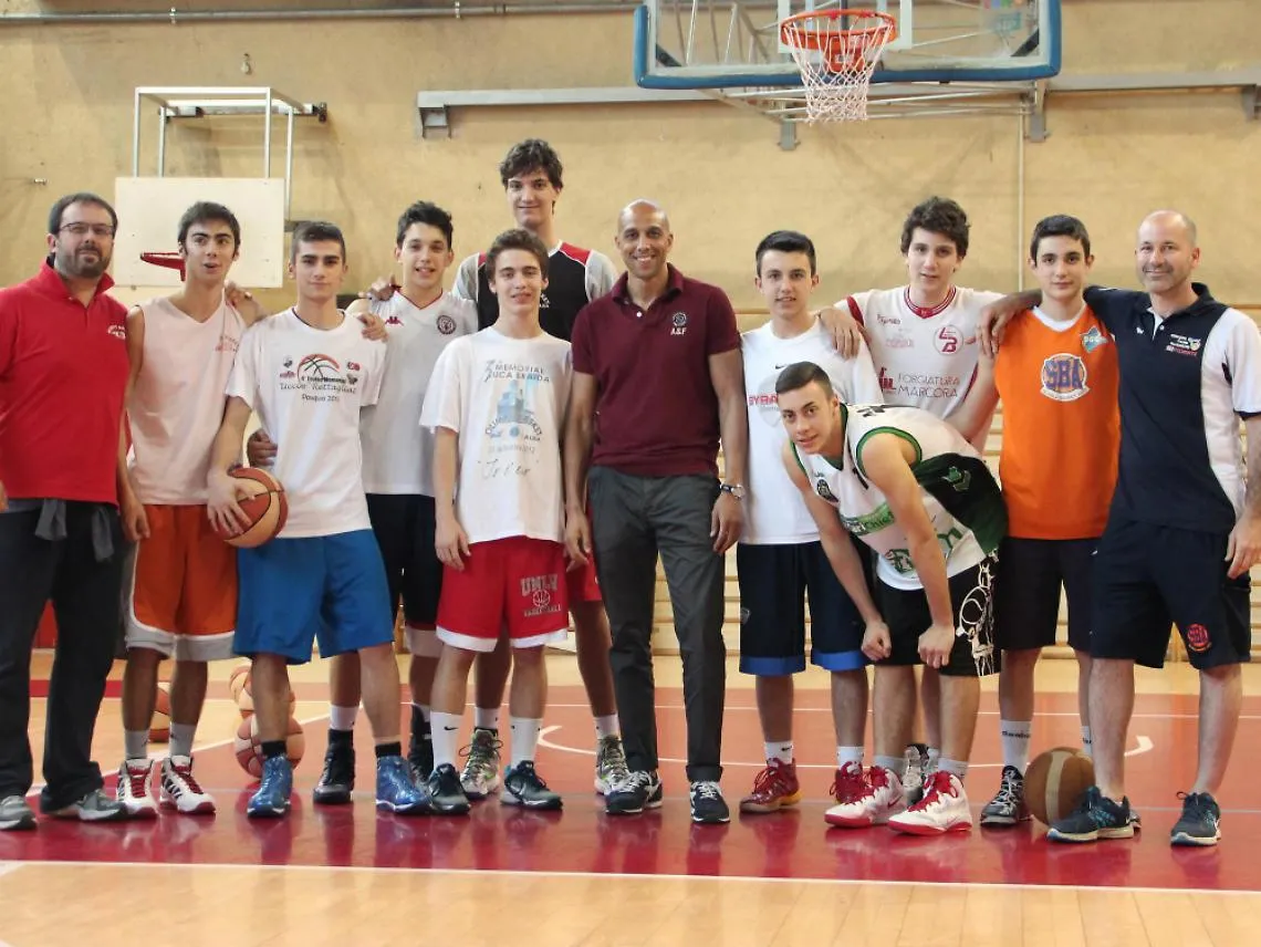 Basket, visita a sorpresa di Carlton Myers alla formazione Under 17 Eccellenza
