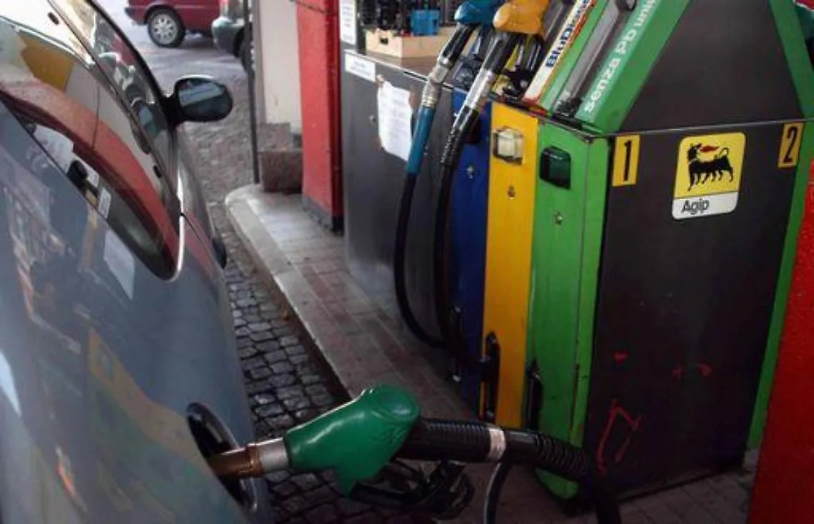 Benzina/ Nuova raffica di rincari, la verde fino a 1,858 euro