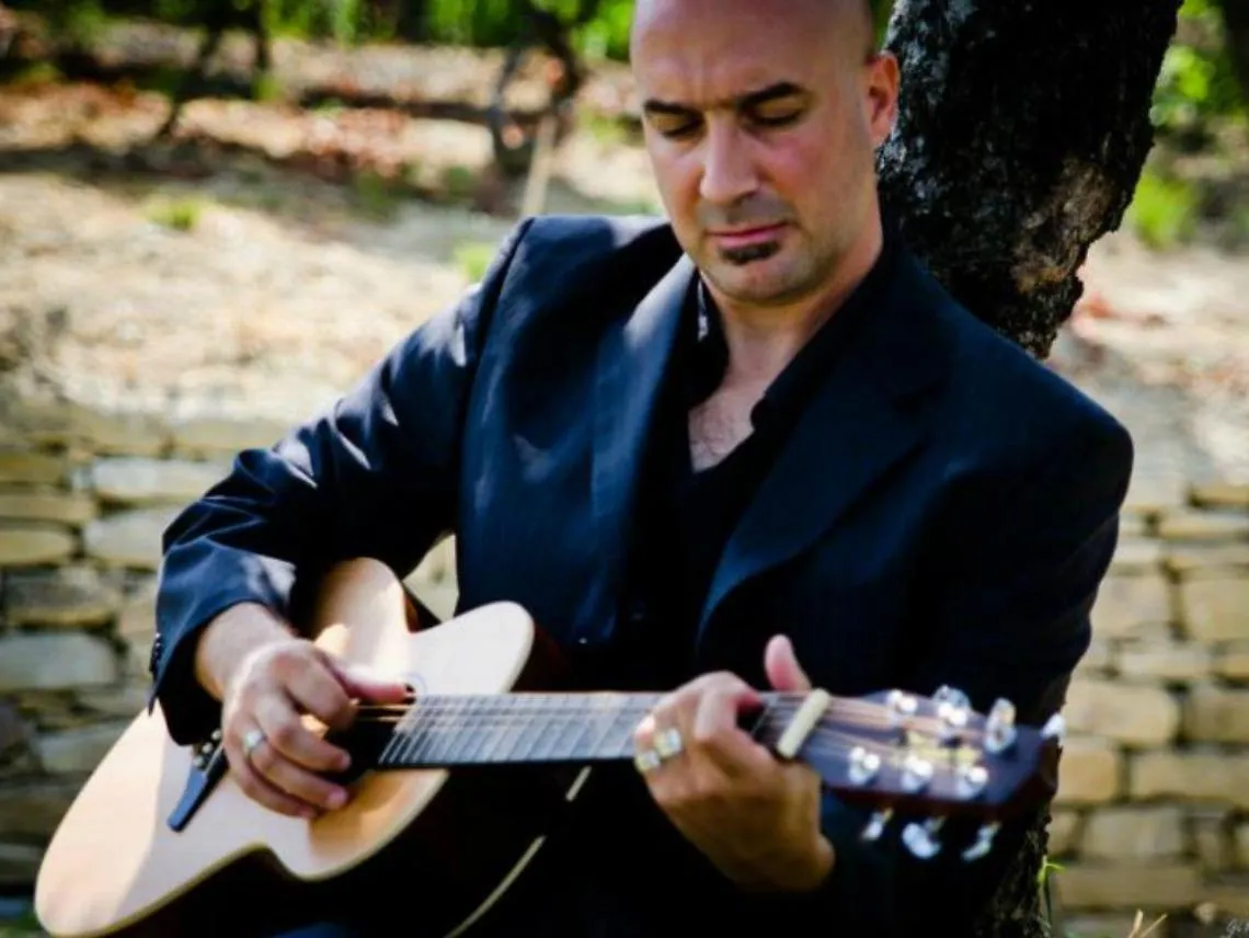 Beppe Giamp&agrave; inaugura ad Alba l'edizione club del festival "Cantautori d'Italia"