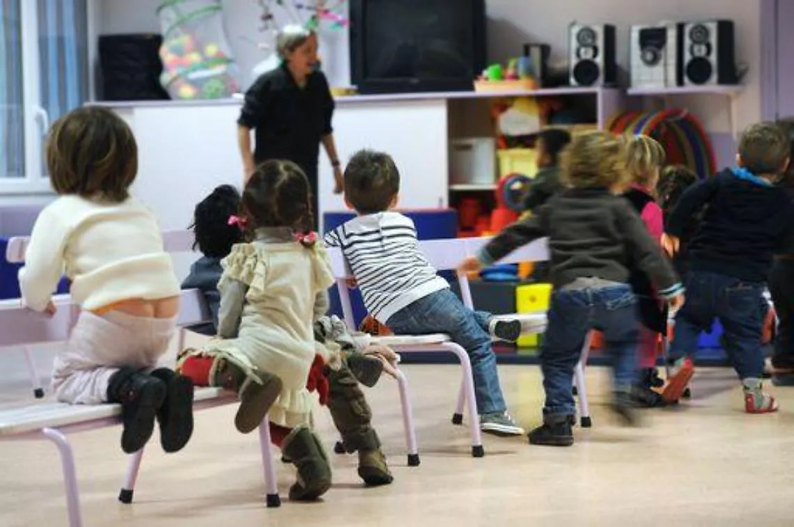 Francia/ Uomo si suicida davanti a bambini in un asilo di Parigi