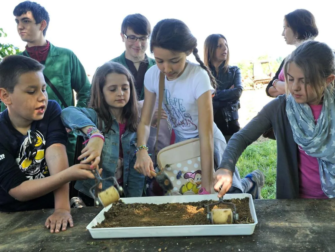 I bambini alla scoperta della terra<br/>guidati dagli allievi dell'Istituto agrario