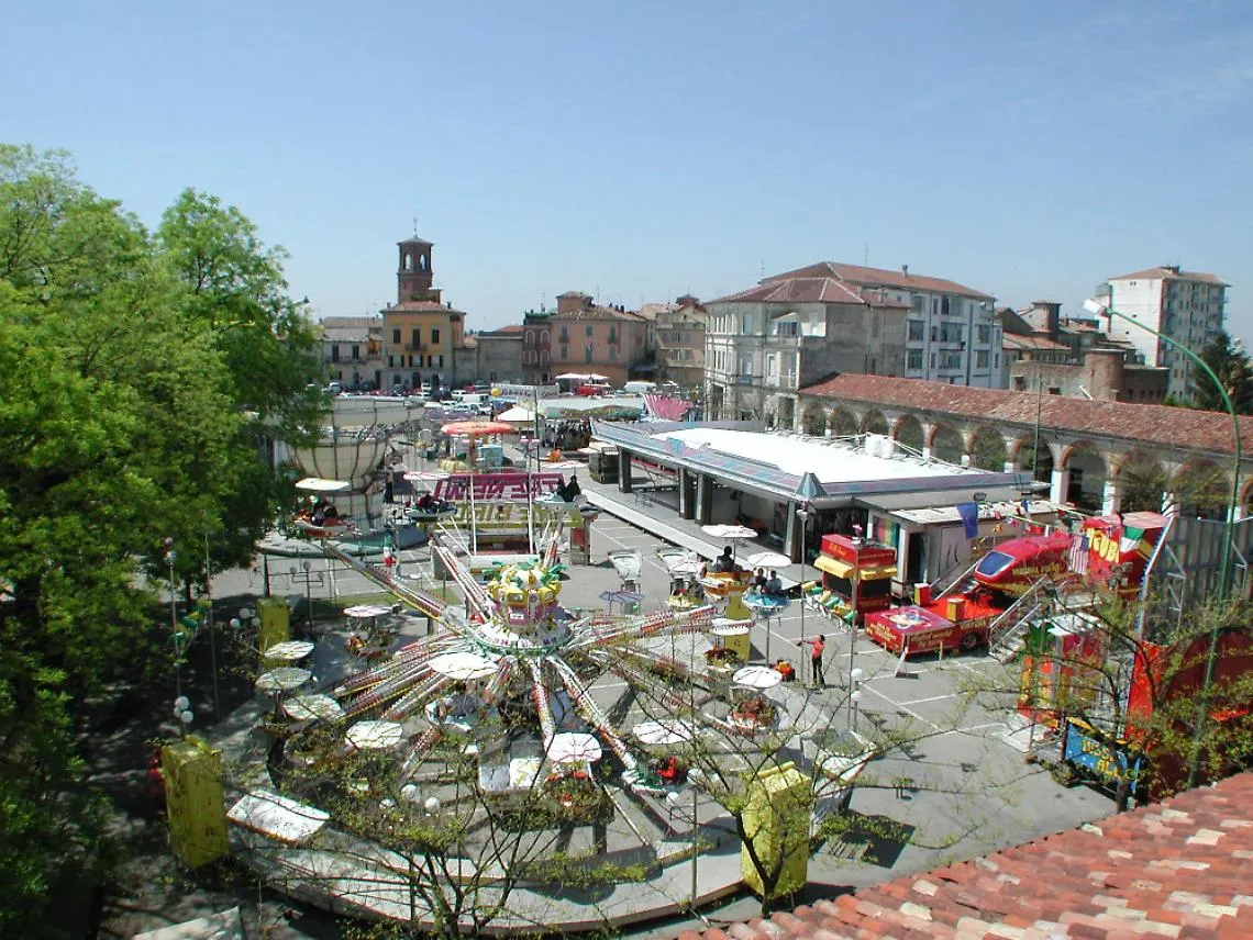 Moncalvo fa festa, StraMoncalvo, luna park e mangiate sotto i portici
