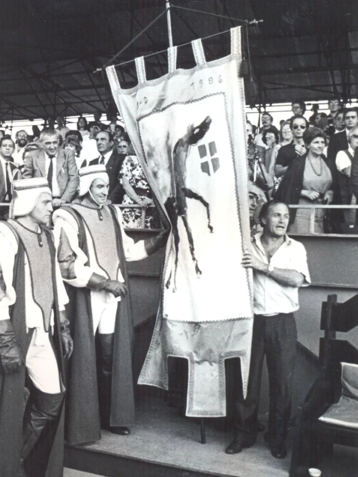 Palio, 1986: Canapino beffa Aceto,<br/>Nizza fa suo il Drappo