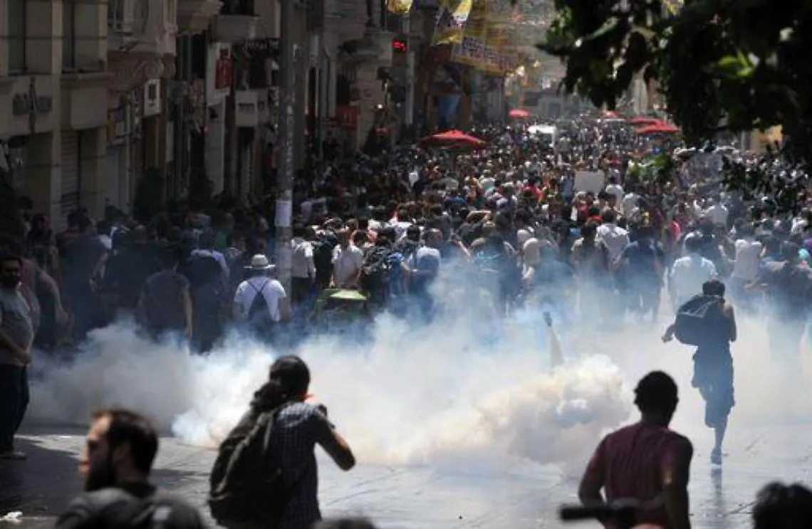 Turchia/Istanbul, scontri con polizia a Gezi Parki, decine feriti