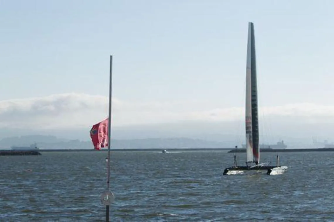 Vela/ Coppa America, si ribalta catamarano, muore britannico