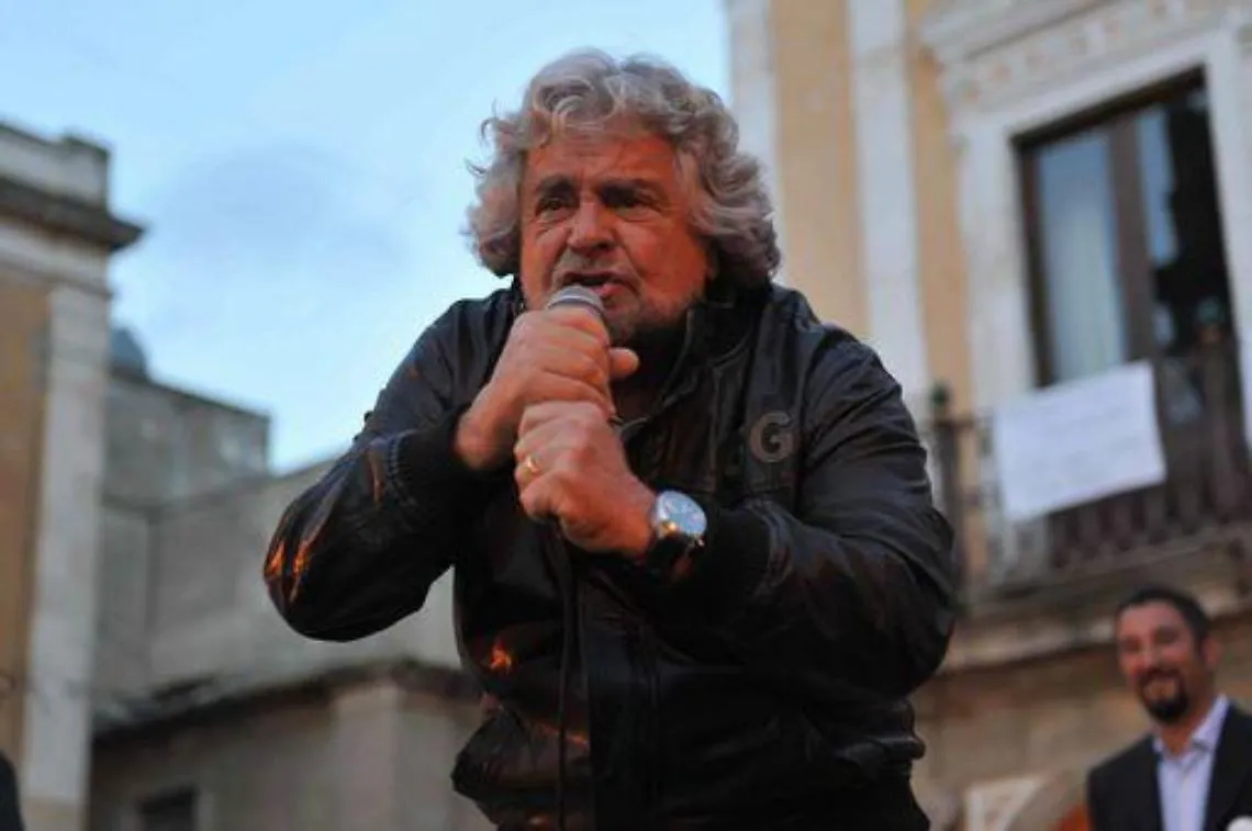 Grillo: Con quale autorit&agrave; Napolitano mette scadenza a governo?