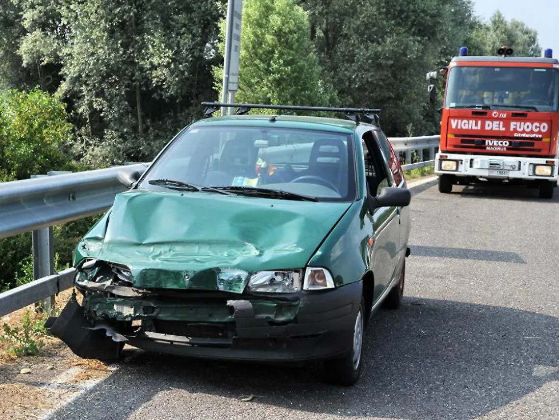 Auto contro il guard rail in tangenziale