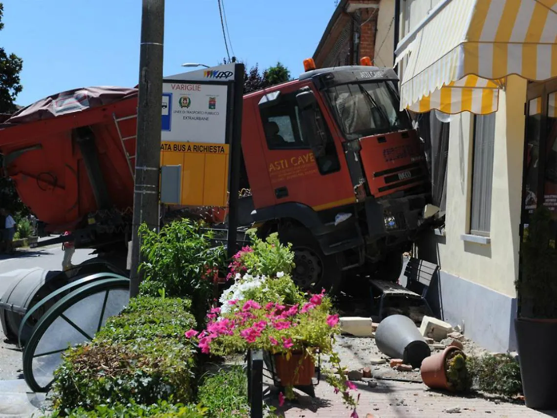 Autoarticolato contro il circolo<br/>Rocambolesco incidente a Variglie
