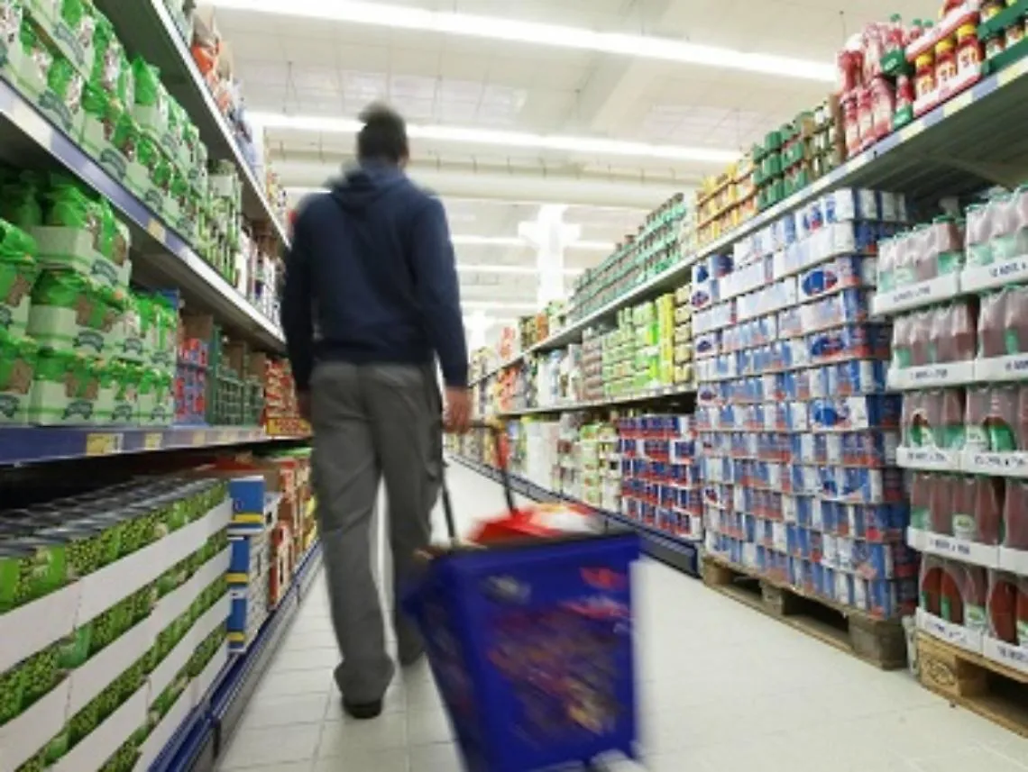 Cassiera ruba generi alimentari nel "suo" supermercato per necessit&agrave;