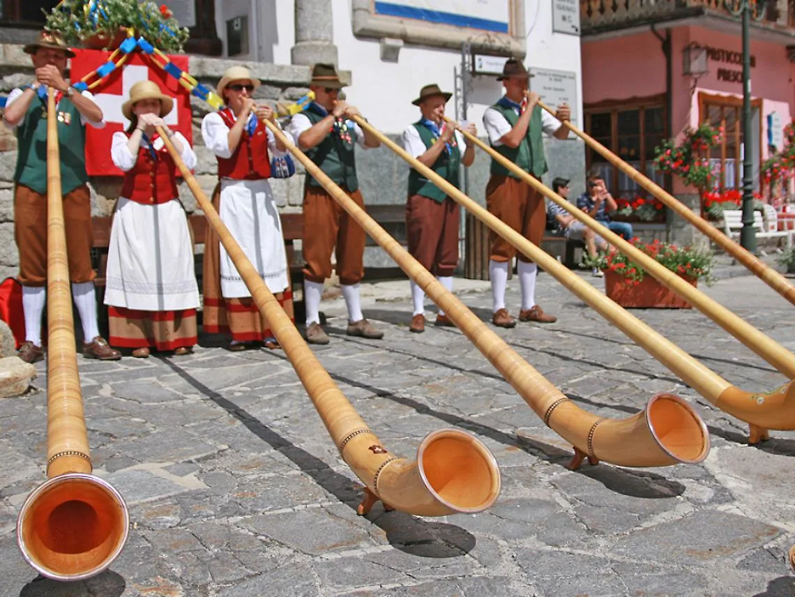 Enogastronomia e folklore: tra usi e costumi walser ai piedi del Monte Rosa