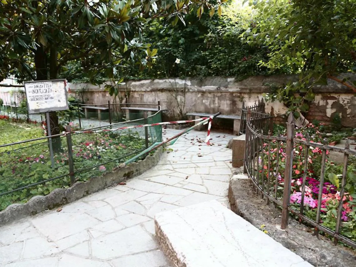 Giardino chiuso e colla per topi sulle panchine<br/>Il giallo della Madonna del Portone