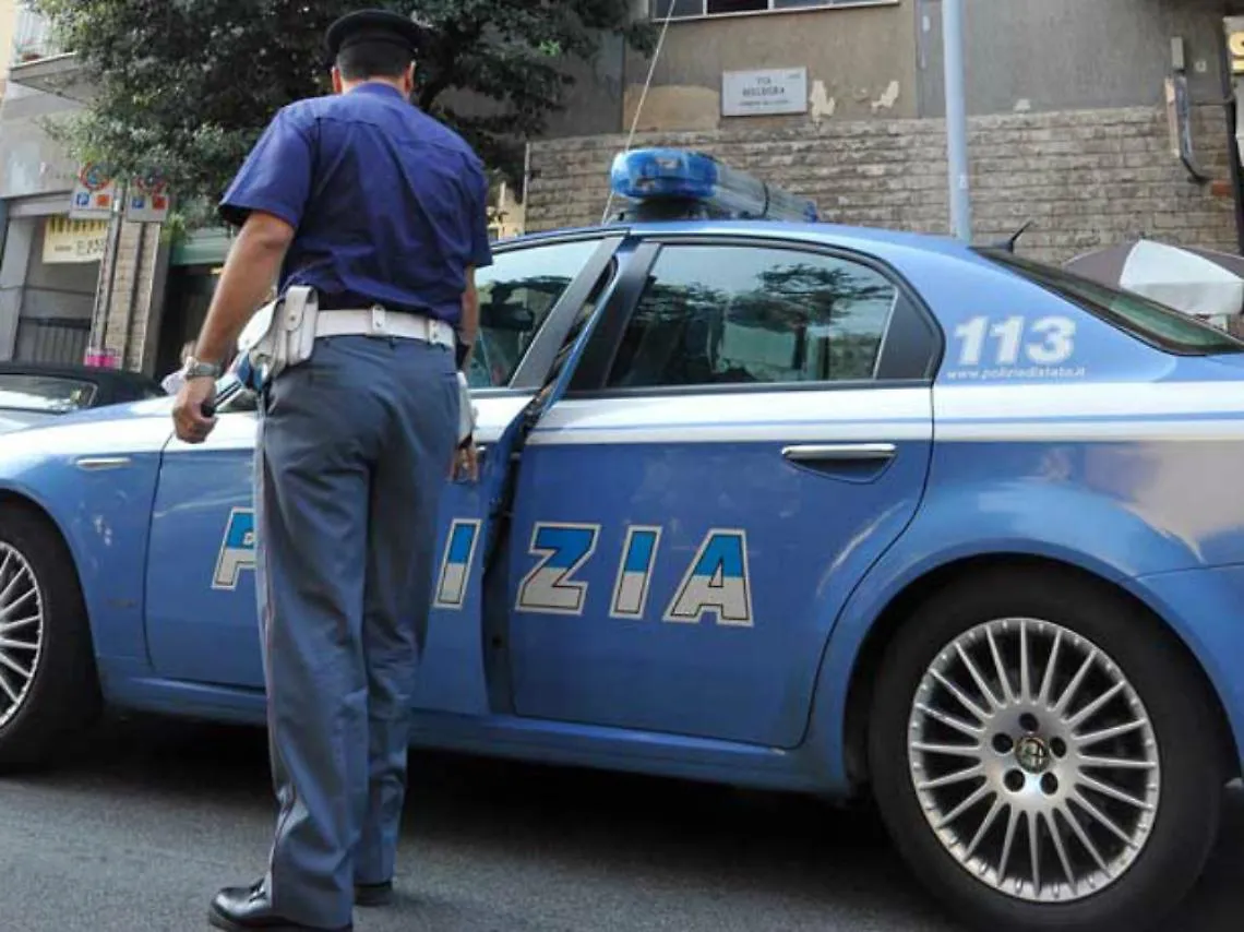 Calci e pugni ai poliziotti<br/>che eseguivano uno sfratto