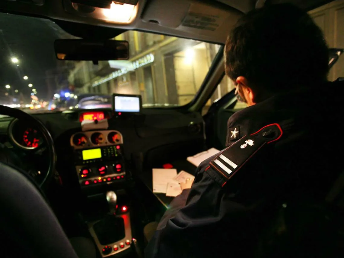 Denunciata per atti osceni in luogo pubblico