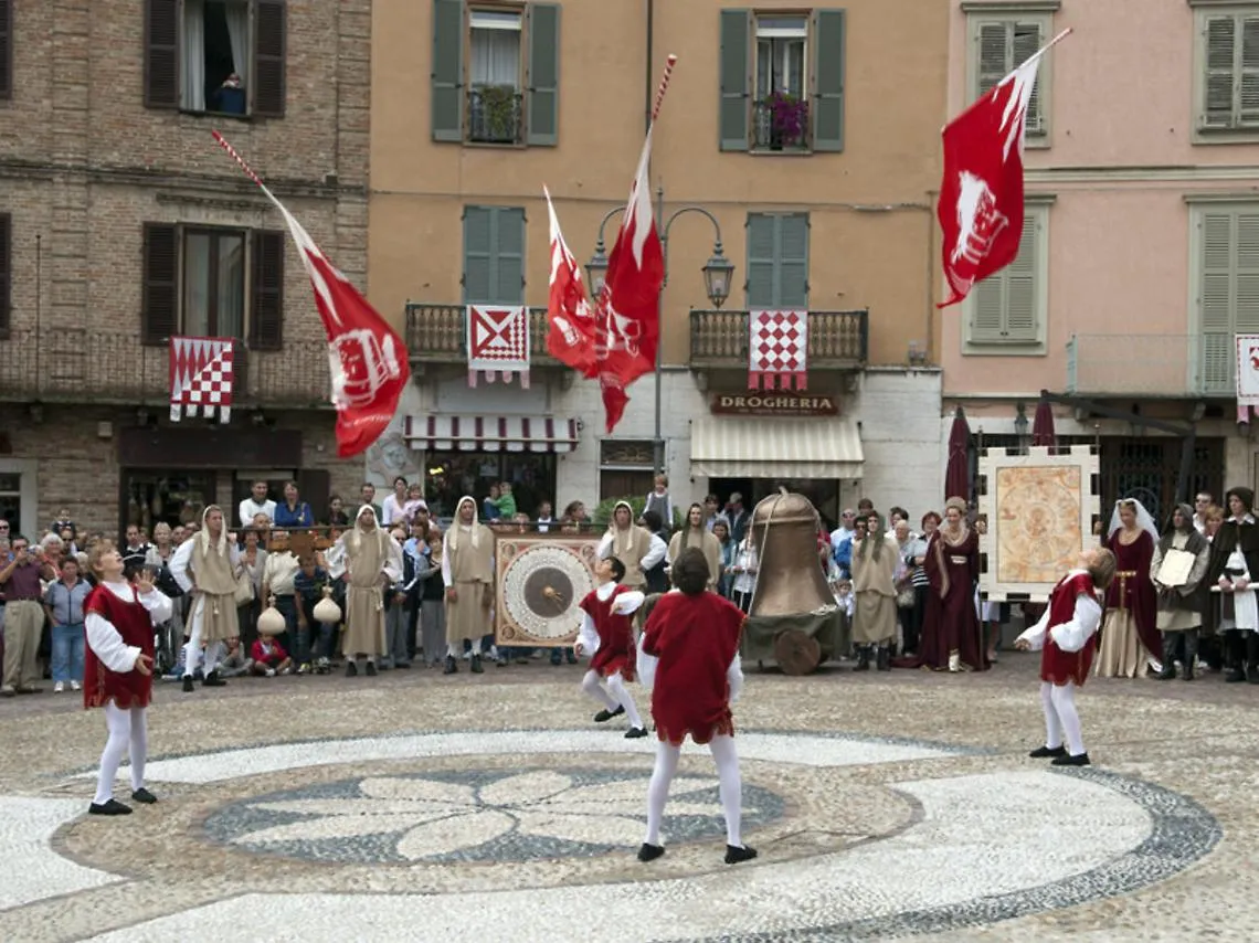 Moncalvo, battesimo borghigiano aspettando il Palio