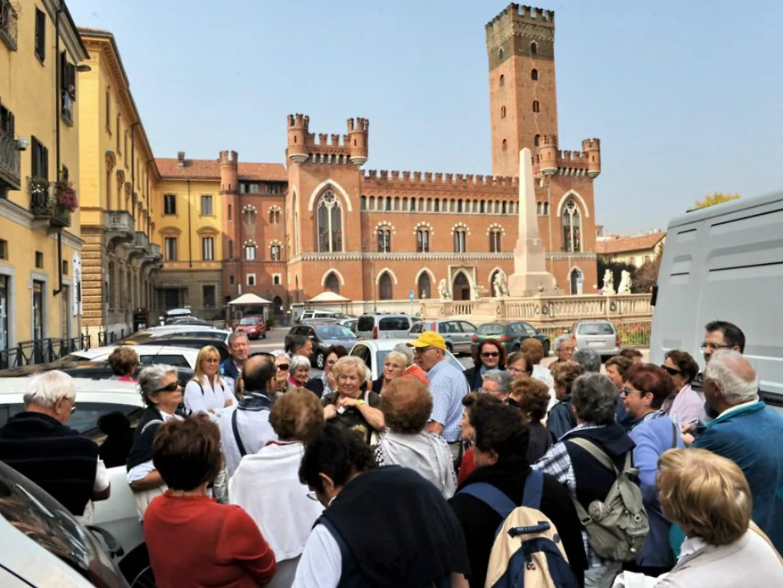 Visita interrotta pi&ugrave; volte<br/>per "fare posto" alle auto