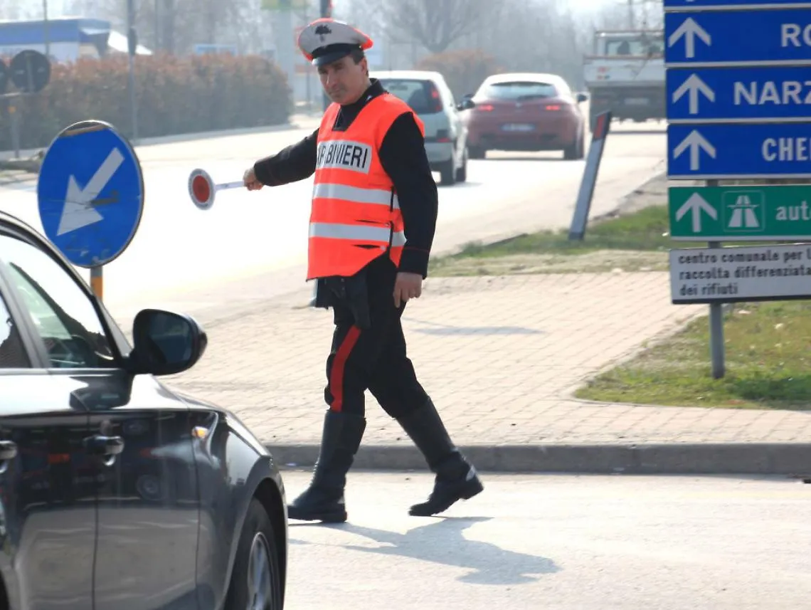 I carabinieri intimano lo stop,<br/>loro gettano la refurtiva dal finestrino