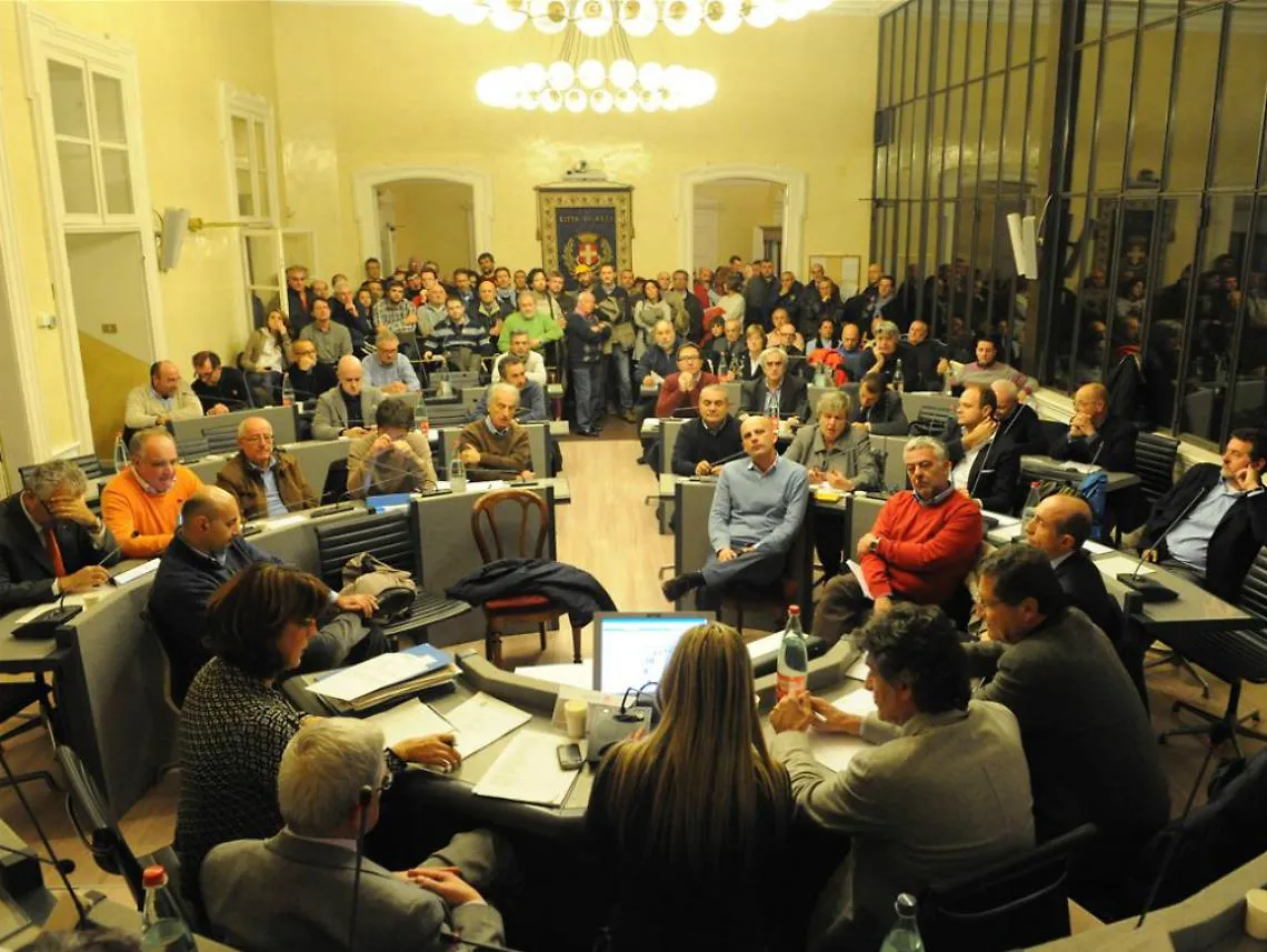 &laquo;L'Asp si specializzi in energia&raquo;<br/>Cittadini e consiglio sul futuro dell'azienda