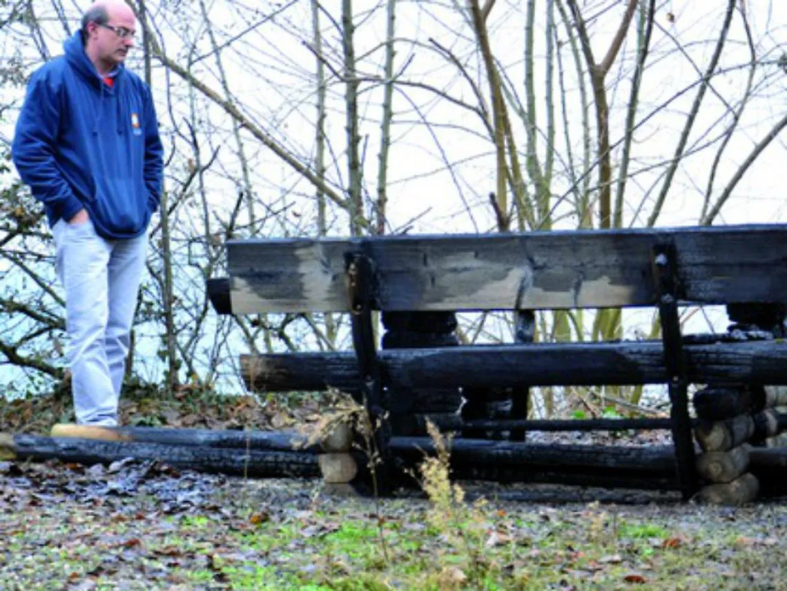 Di nuovo in fiamme i tavoli del parco