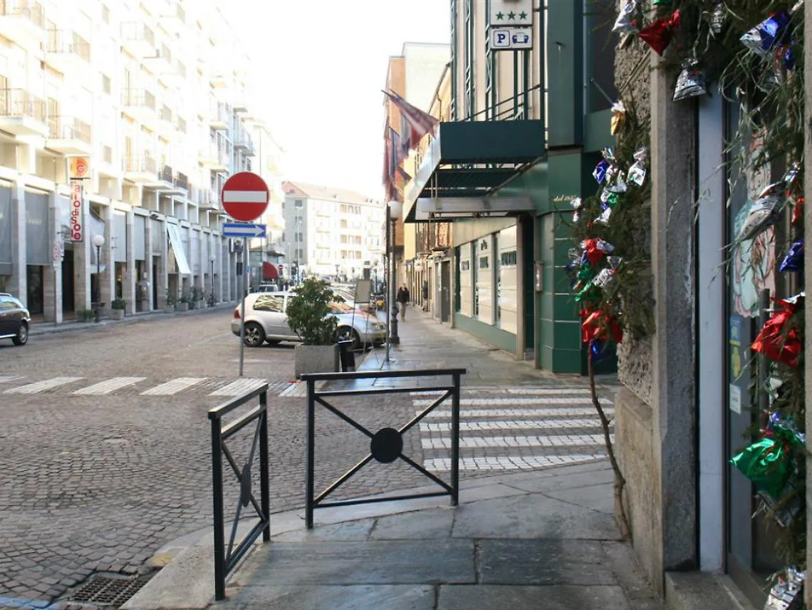 Disegni e giocolieri, cos&igrave; arriva il Natale in via Cavour
