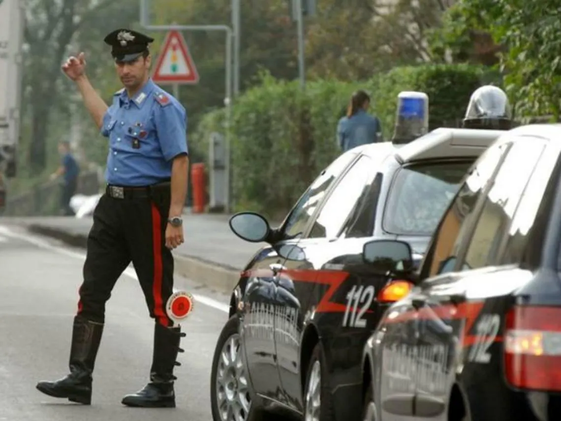 Rischia l'incidente con l'auto dei carabinieri<br/>Poi si scaglia con pugni e calci contro i militari