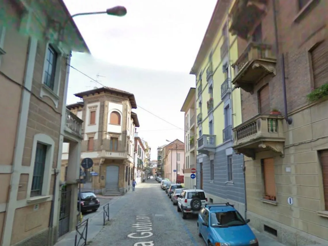 Ambulanza e polizia in via Guttuari,<br/>donna tenta il suicidio col gas