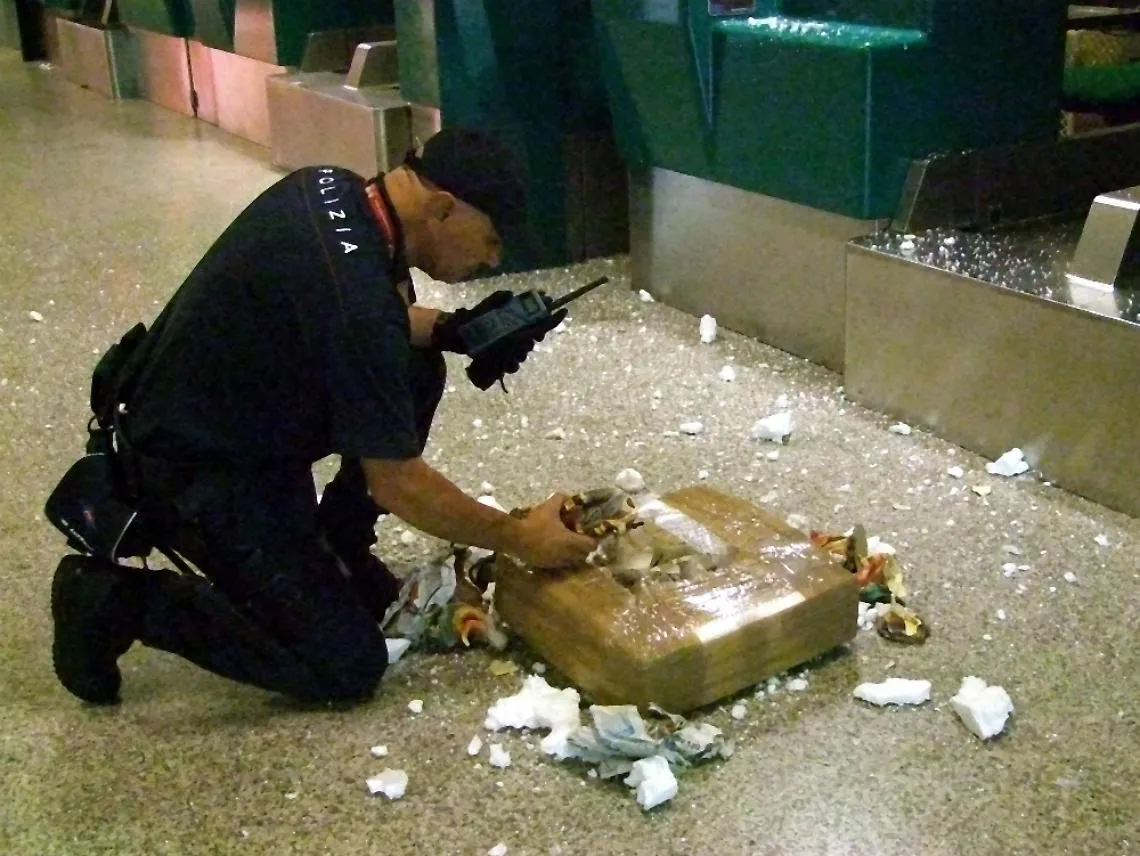 Busta sospetta alle Poste,<br/>la aprono gli artificieri della polizia