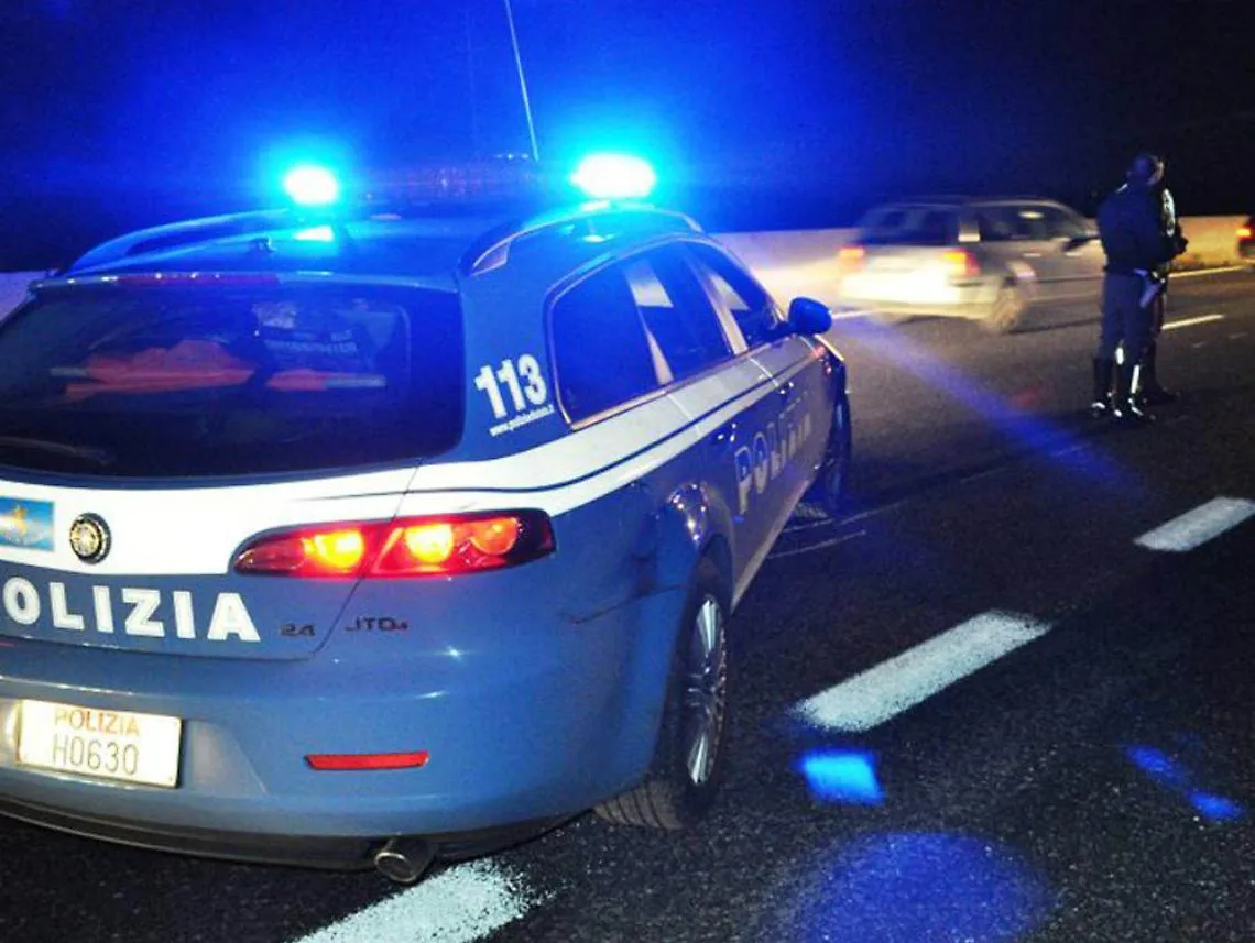 Inseguimento a 220 all'ora, poi il volo dal viadotto