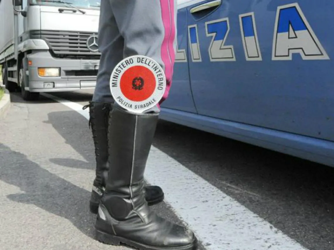 Malviventi in azione a San Lazzaro<br/>Tombino contro la vetrata di un bar