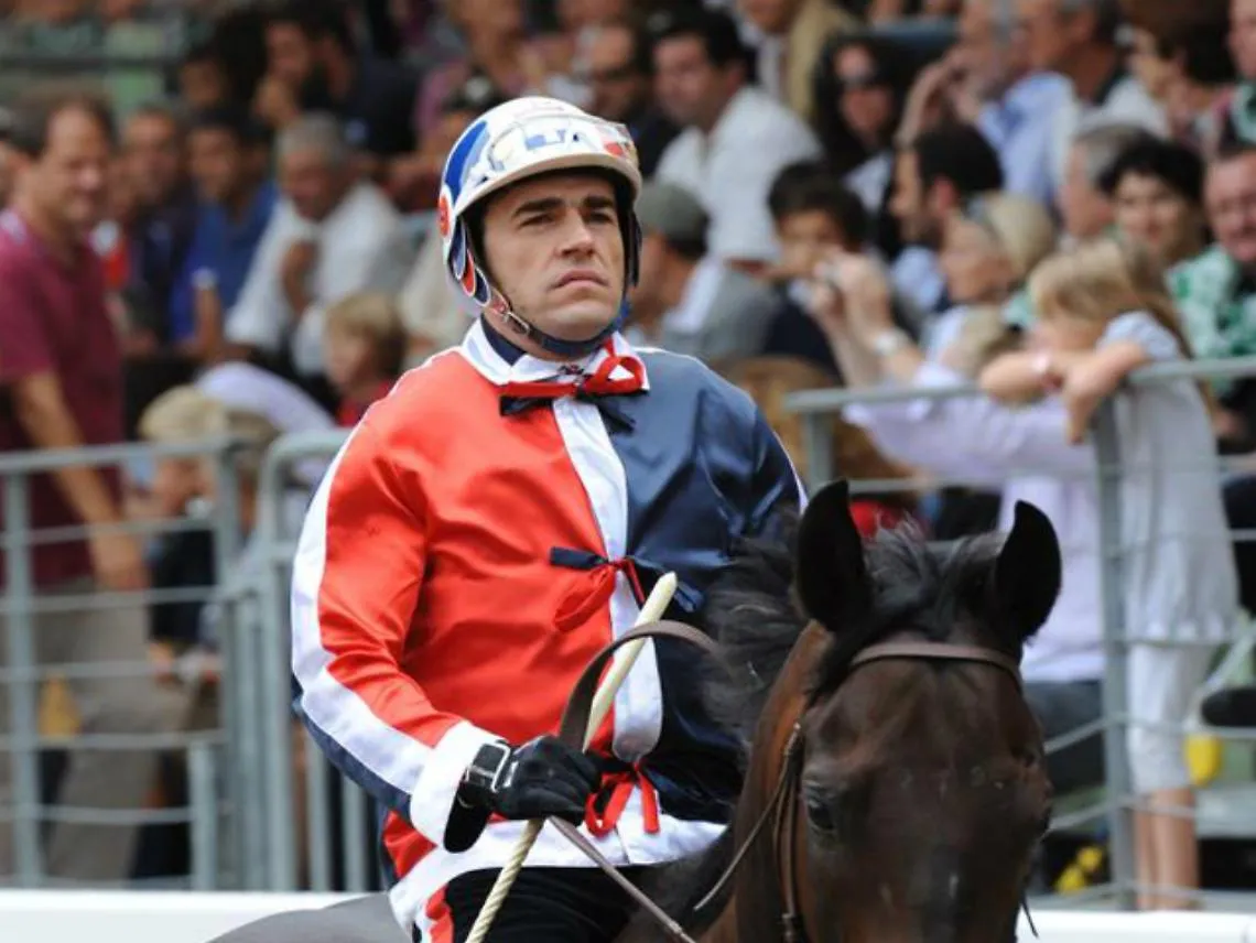 Manette al fantino Virginio Zedde,<br/>per sei volte partecip&ograve; al Palio di Asti