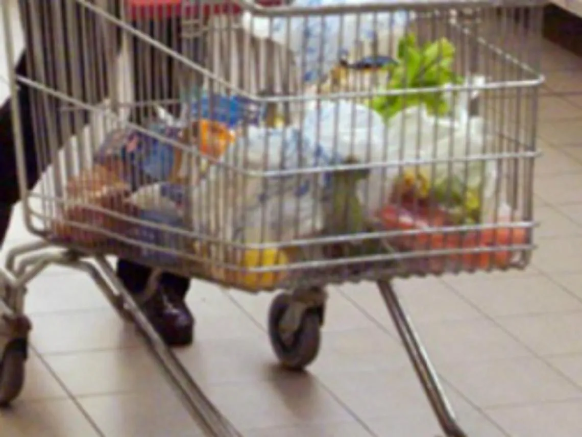 Trova borsa dimenticata e la restituisce in Polizia