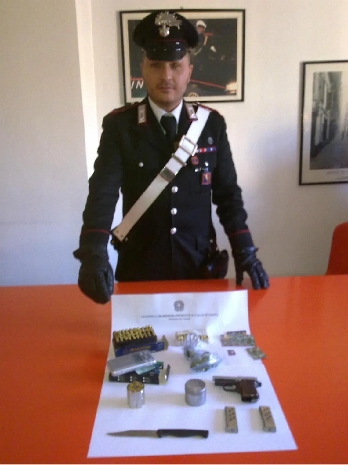 Pistola e 107 proiettili nella stufa,<br/>arrestato spacciatore a Canelli