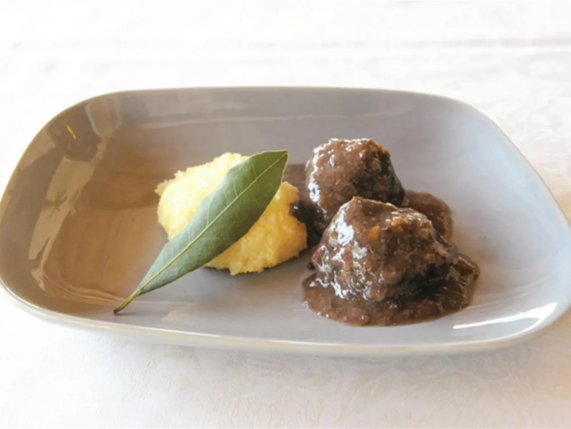 Guanciotti dasino alla Barbera con polenta "grossera"