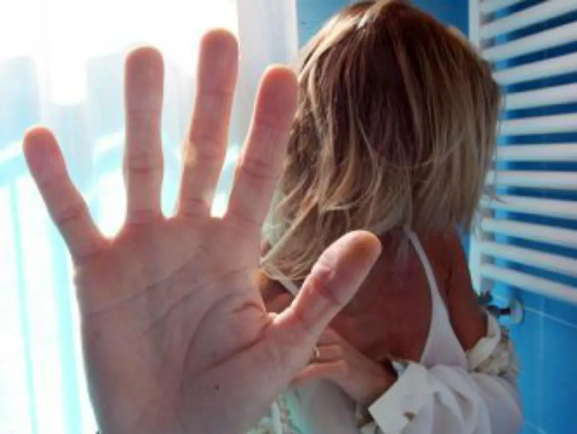 Violenza sessuale aggravata su una 15enne, indagato il compagno della madre