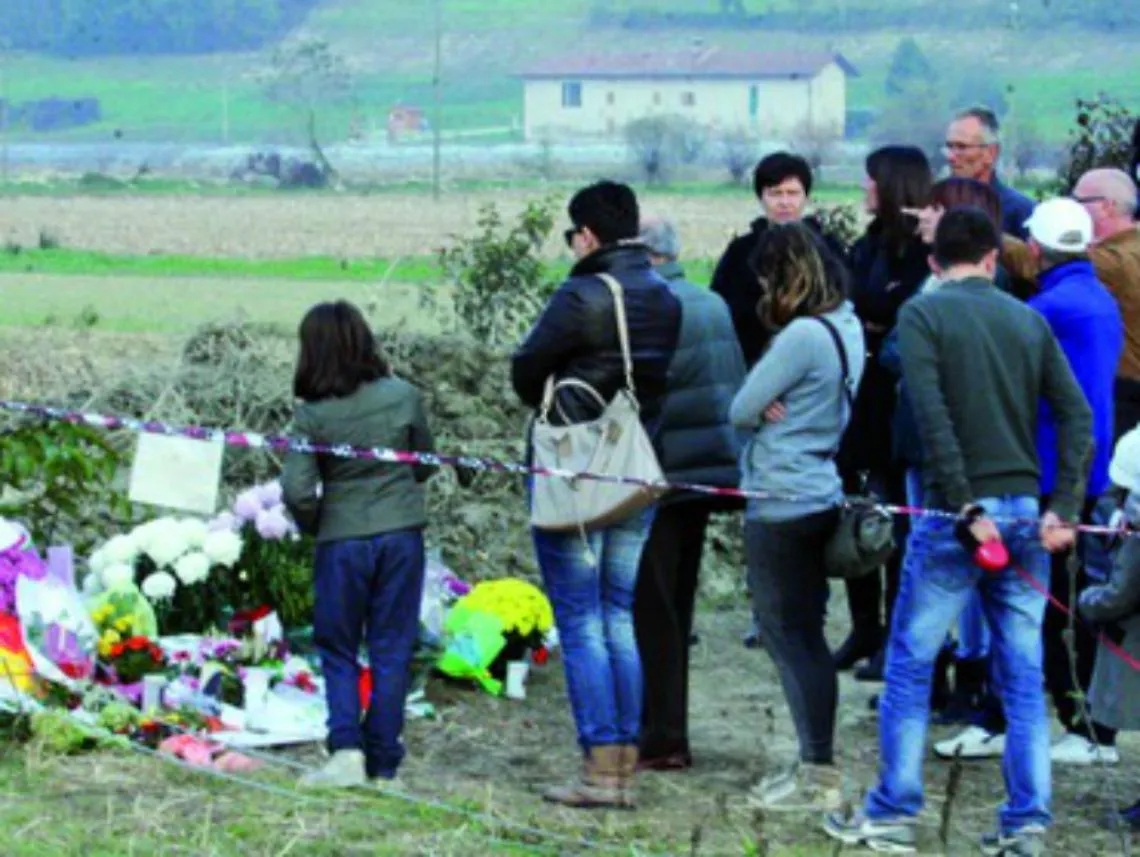 In tanti a deporre fiori e ceri sul Rio<br/>Turismo macabro o gesto pietoso?