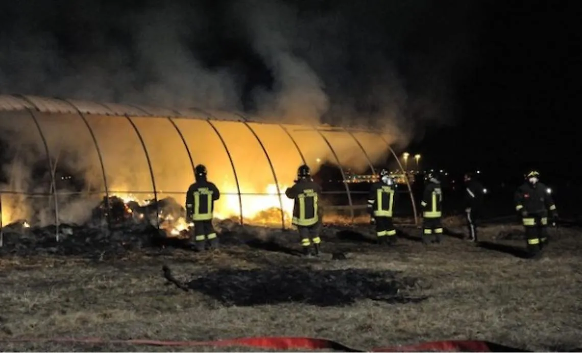 Incendio rotoballe: agricoltore si salva all'ultimo