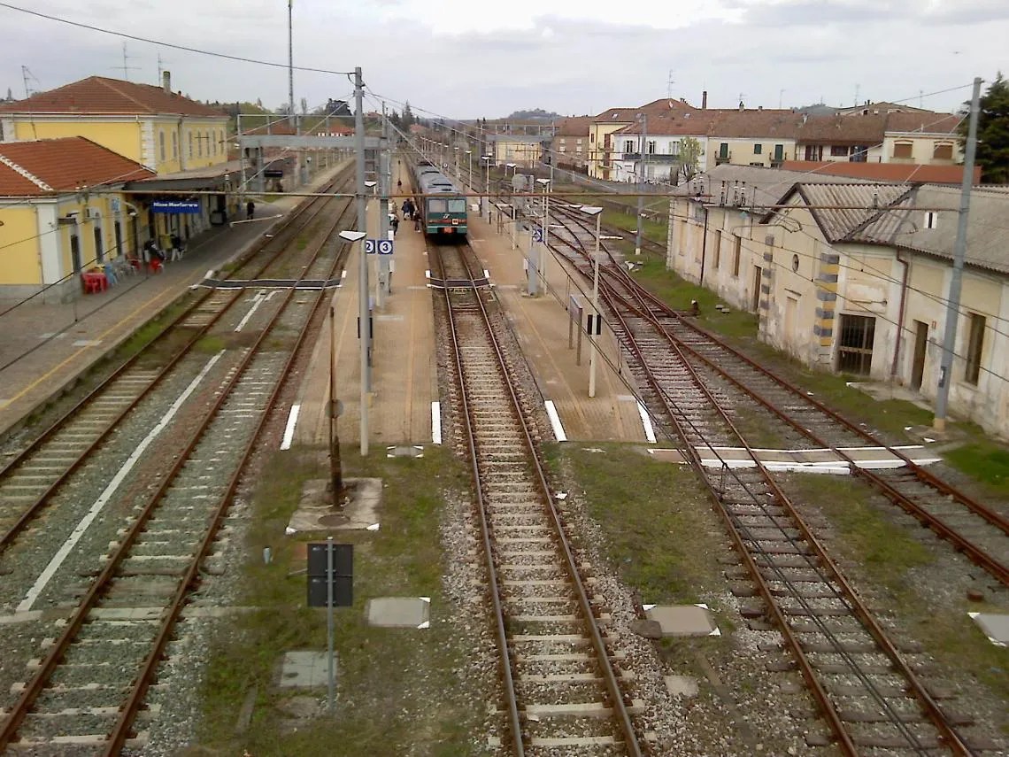 Treno in sosta nella stazione di Nizza Monferrato