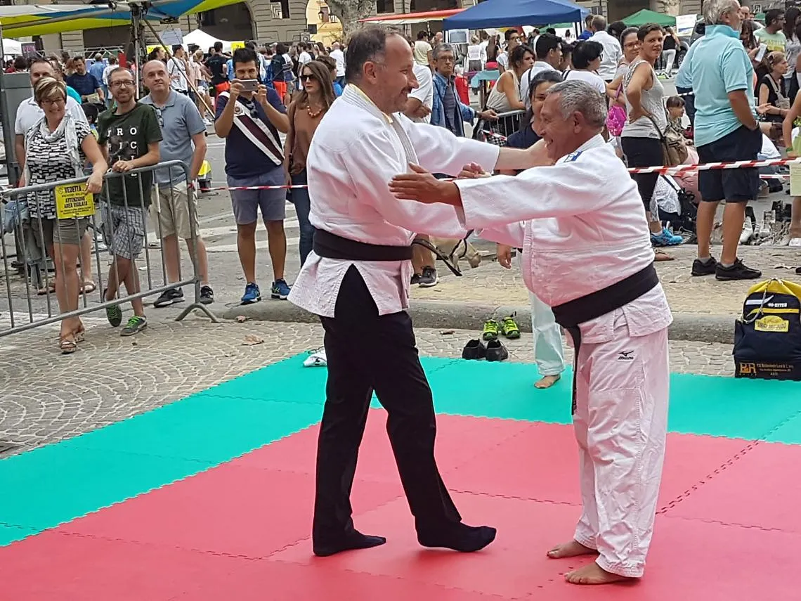 Il sindaco rasero sul tatami