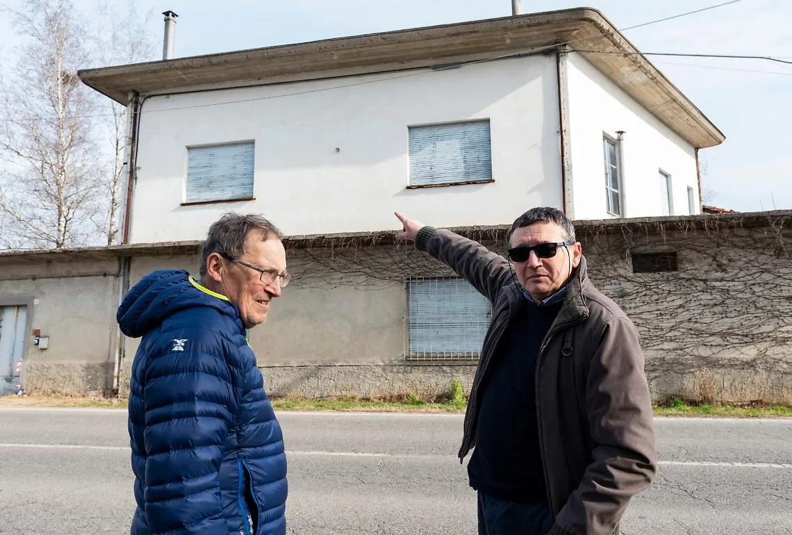 VILLANOVA I FRATELLI GIUSEPPE E PIERO BOSCO DAVANTI ALL'EDIFICIO DA ABBATTERE