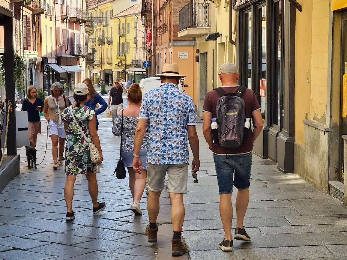 turisti a spasso per asti