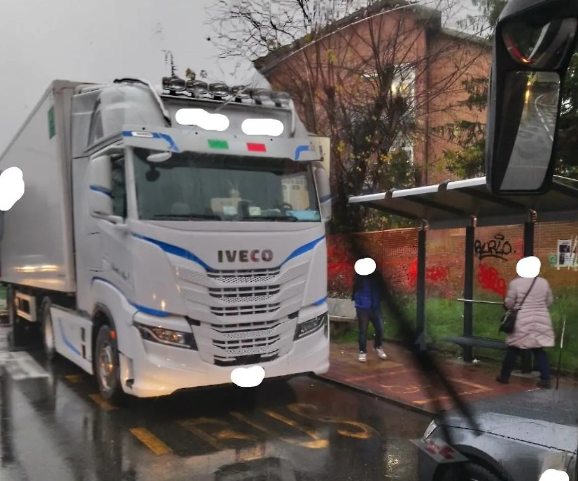 camion fermata bus