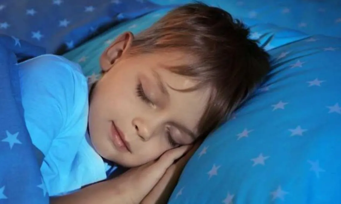 Carzino bambino che dorme