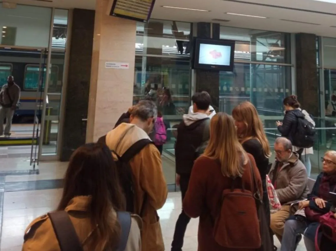viaggiatori in attesa alla stazione di Asti