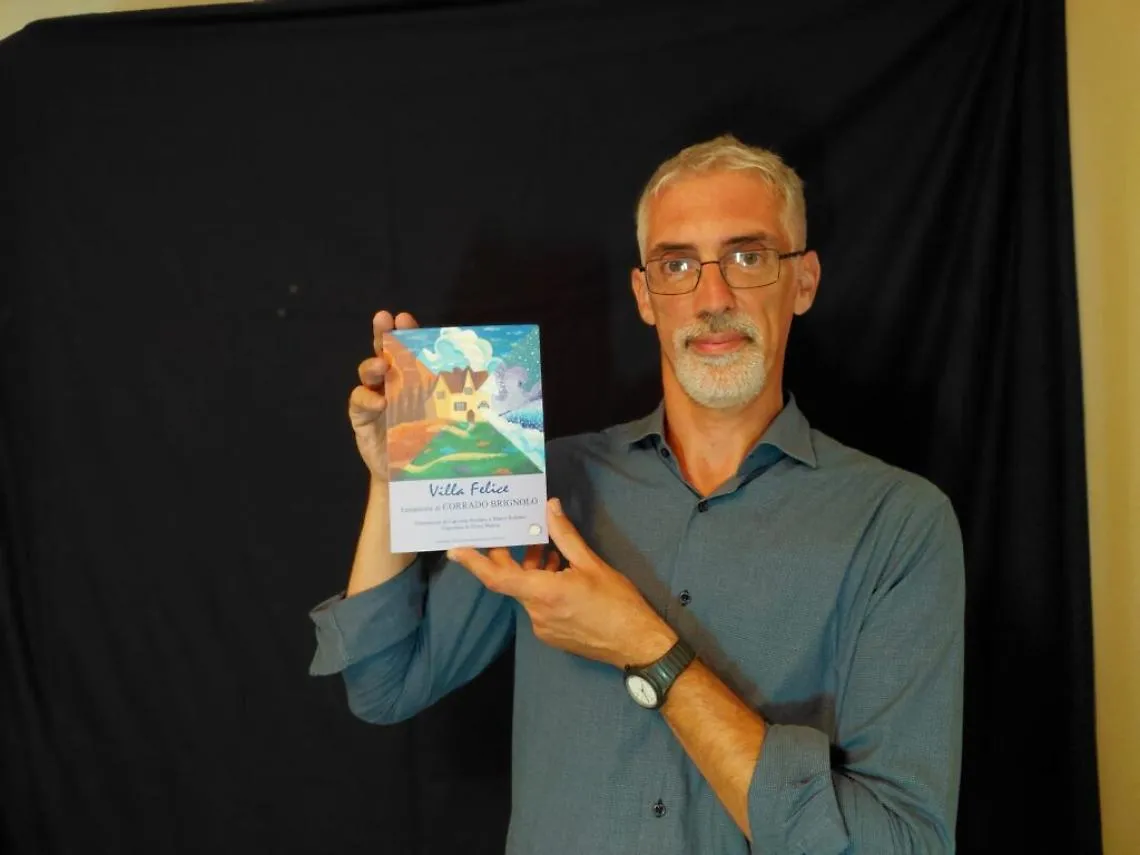Brignolo Corrado con libro Villa Felice