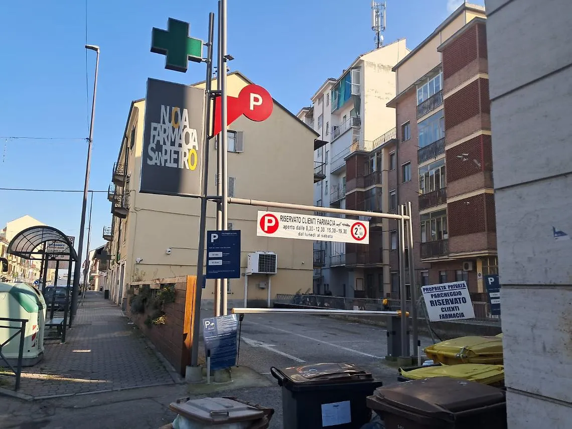 Il piccolo parcheggio privato accanto alla farmacia