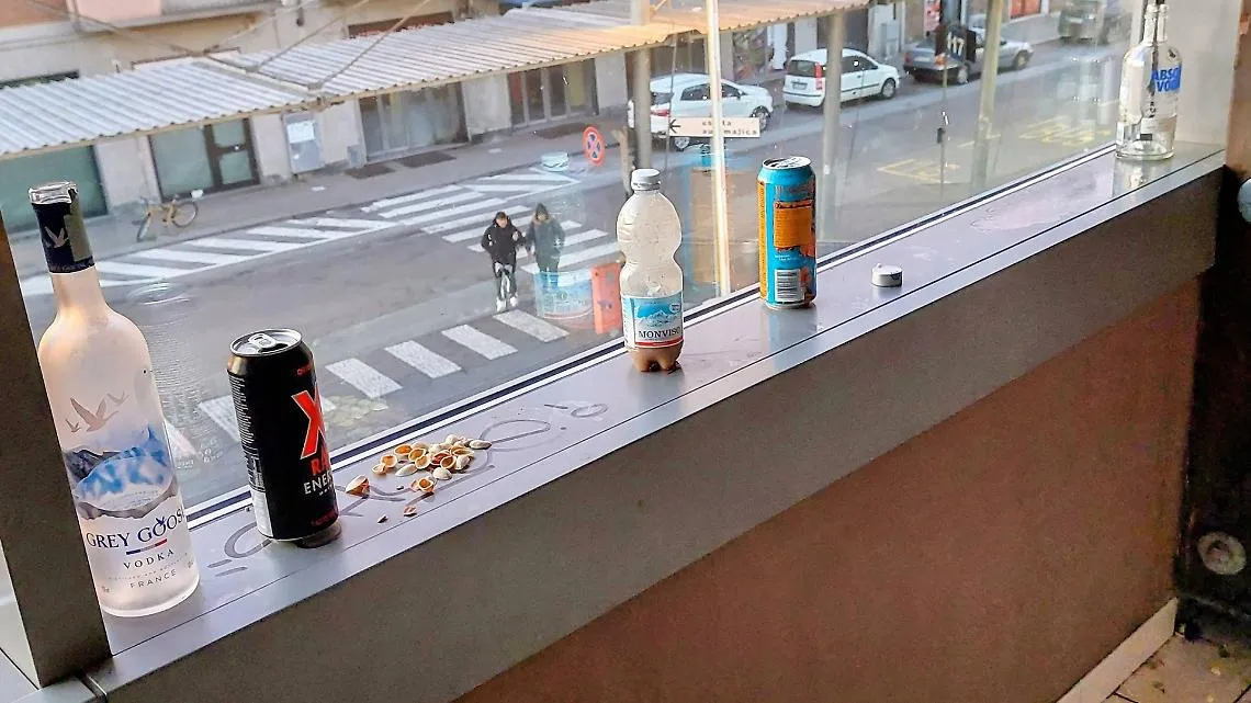 Rifiuti abbandonati al Movicentro