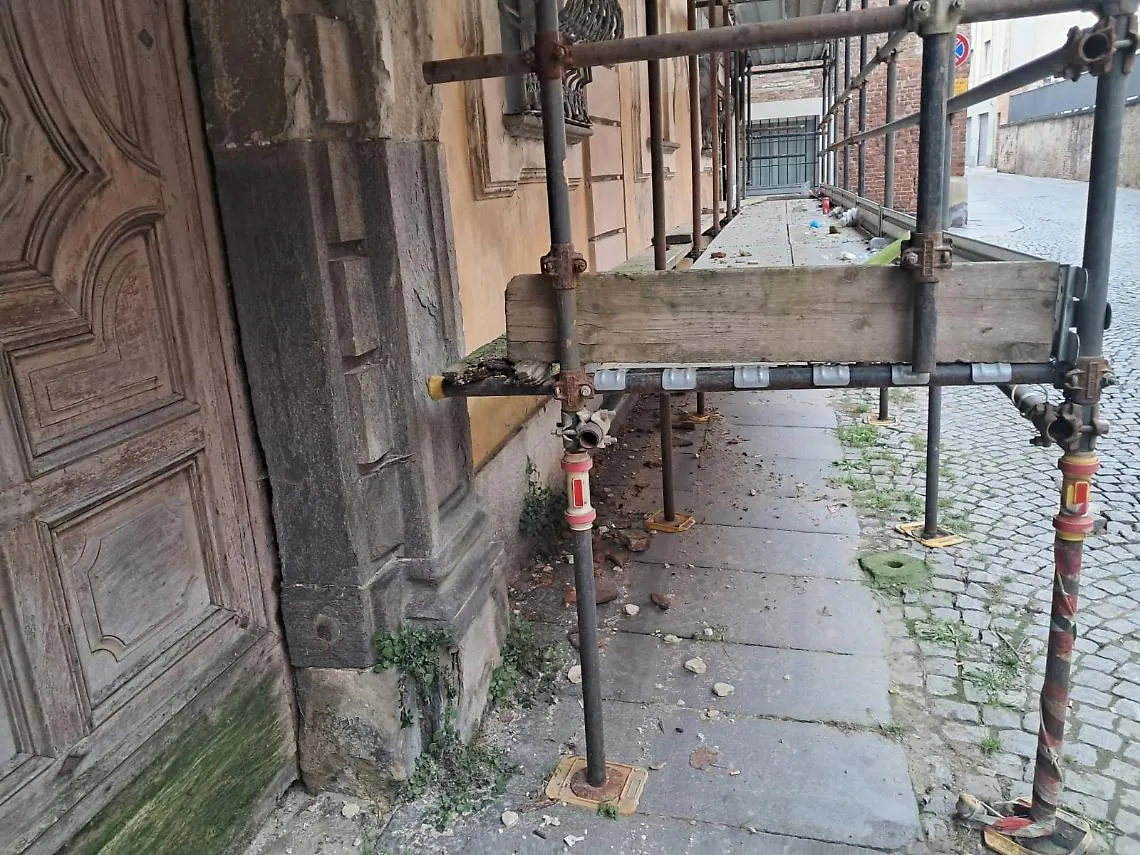Calcinacci del cornicione di Palazzo Gazelli